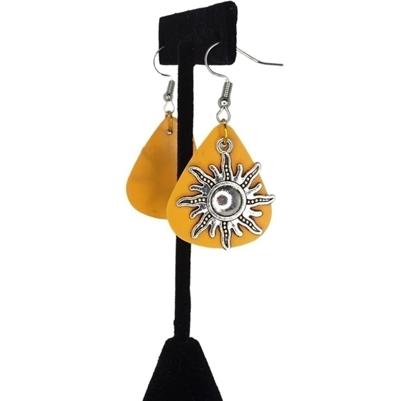 HAND Crafted ๐
บEarrings Repurposed Guitar Picks Sunburst Pendant Charms - Picture 3 of 7
